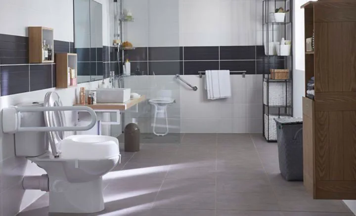 MaPrimeAdapt’ avec Com’Rénov aide-adaptation-logement-senior-Com'Rénov Réseau-rénovation d'ampleur-projet travaux-primes énergie-DPE-artisans et professionnels du bâtiment-Certificats d’Économies d’Énergie-Accompagnement administratif-Site web-réseaux sociaux-Clermont Ferrand-Auvergne Rhône Alpes